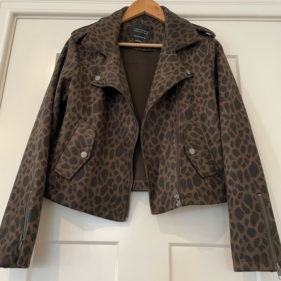 Cropped suede like animal print zip up jacket. - Picture 4 of 7